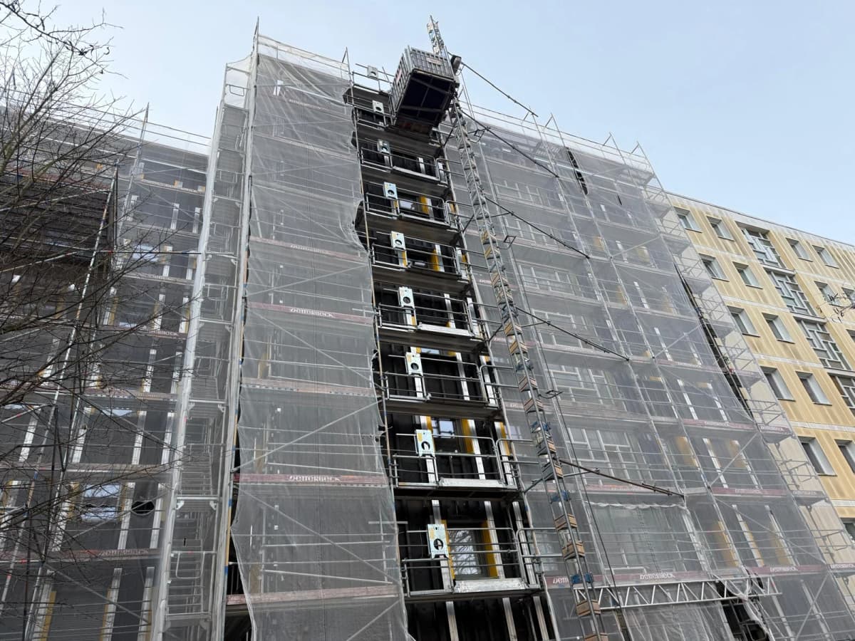 Fassadenmontage mit Mastkletterbühne München
