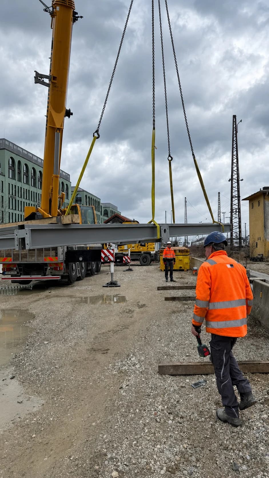 Montaż ciężkich elementów żurawiem CHRISBUD GROUP